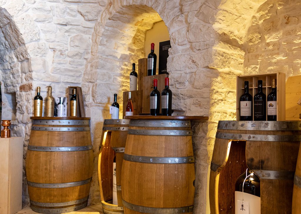 Dettaglio di botti di vino del Salento